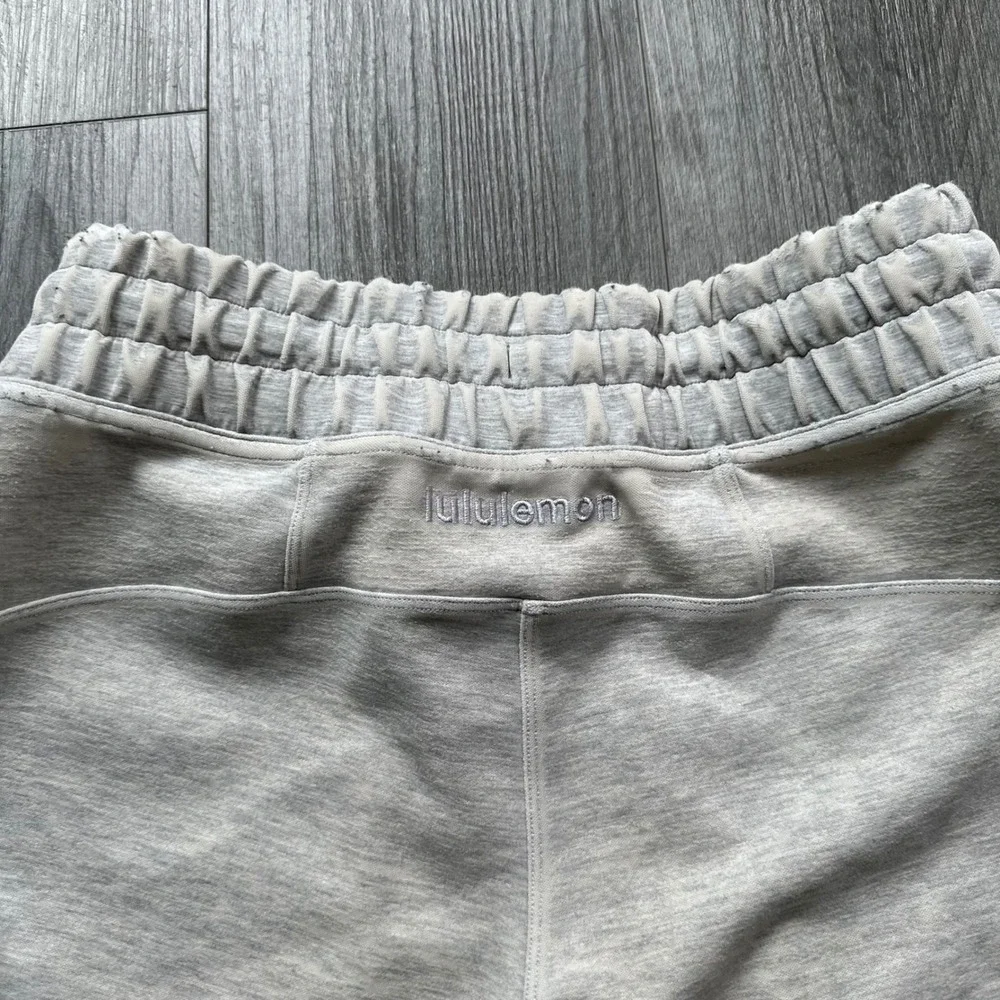 Lululemon Gray/Cream Sweat Shorts Women's 8 Elastic Waist Drawstring pocketed